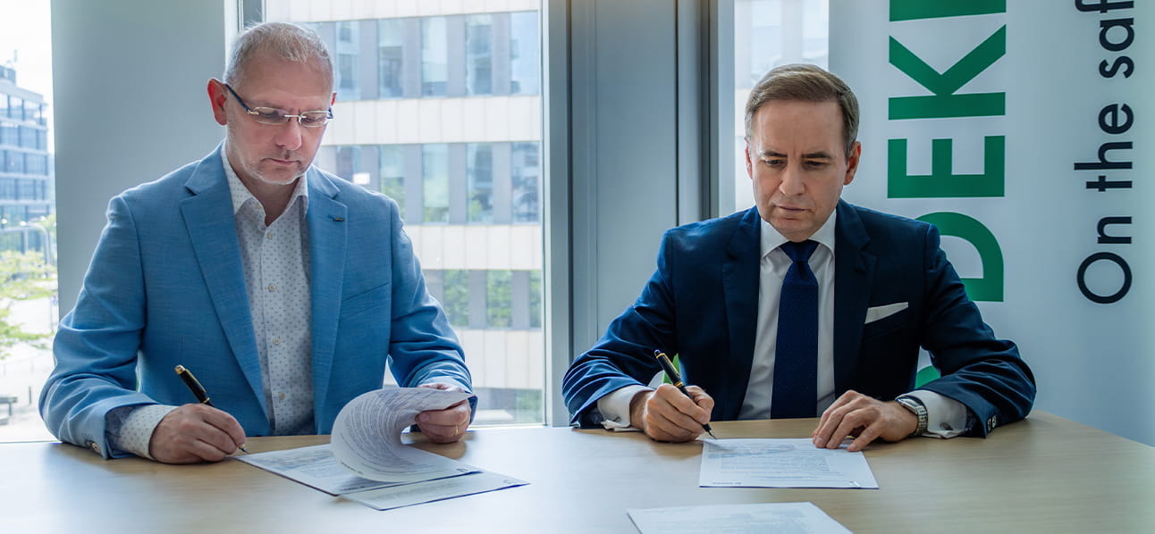 DEKRA podpisuje umowę z ATUM PLUS - specjalista ds. usuwania wgnieceń