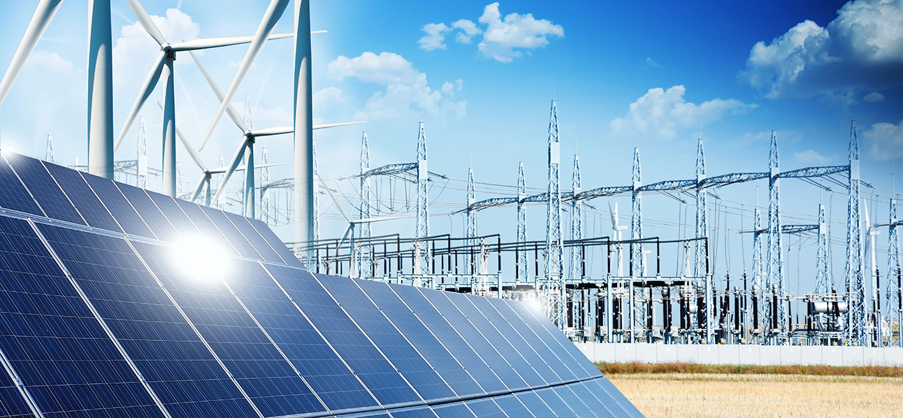 Panele fotowoltaiczne na tle farmy wiatrowej i infrastruktury energetycznej