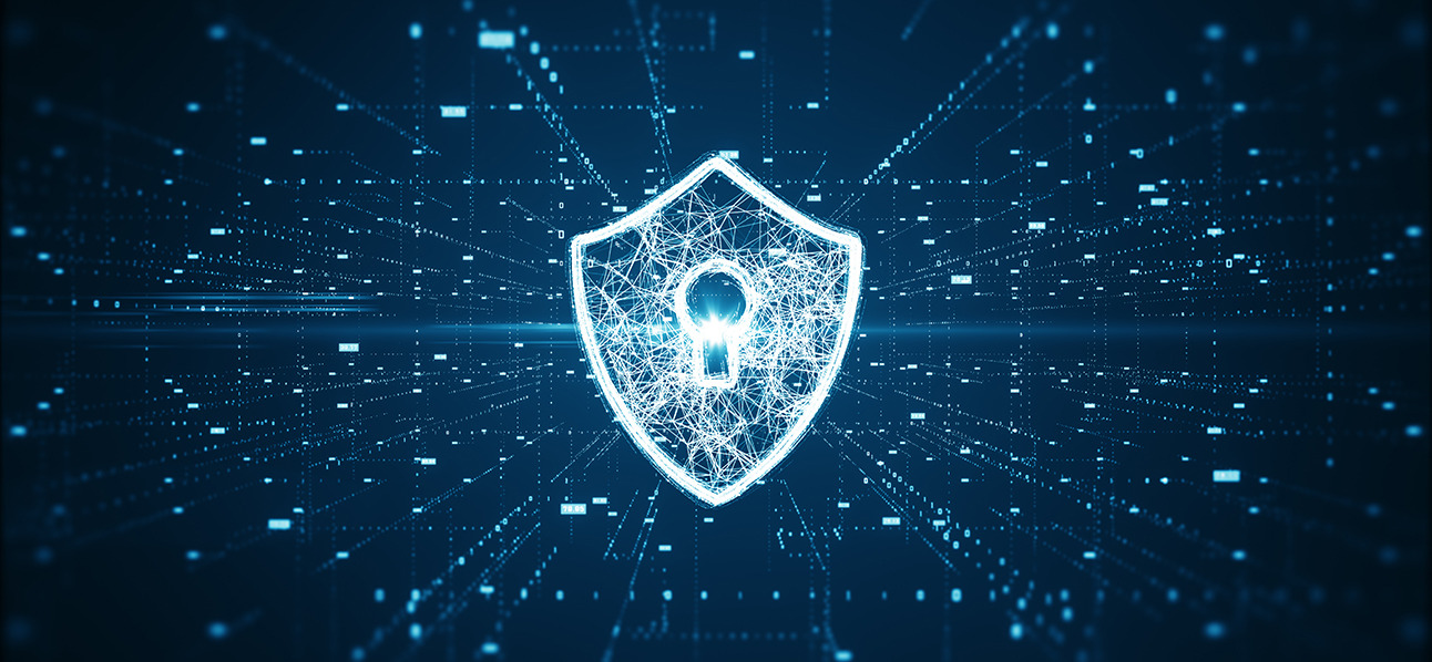 Graficzna tarcza z dziurką od klucza na tle cyfrowej sieci, ilustracja artykułu o NIS 2 i ustawie o KSC.