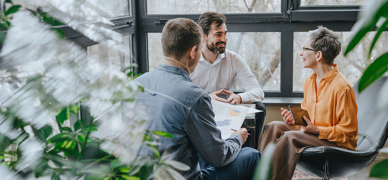 Uczestnicy szkolenia omawiający wymagania ISO 14001:2026