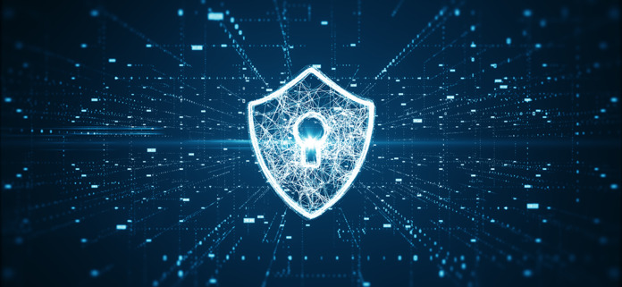 Graficzna tarcza z dziurką od klucza na tle cyfrowej sieci, ilustracja artykułu o NIS 2 i ustawie o KSC.