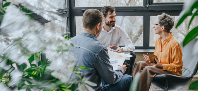 Uczestnicy szkolenia omawiający wymagania ISO 14001:2026