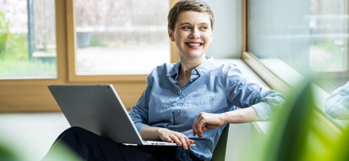 Specjalistka pracująca na laptopie – zmiany w normach ISO 9001 i ISO 14001 w 2026 roku.