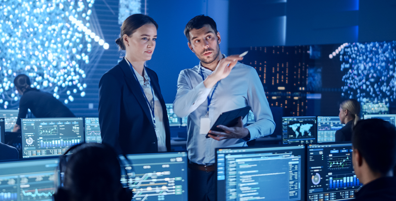 Specjaliści analizują zagrożenia cyberbezpieczeństwa na ekranach komputerów.