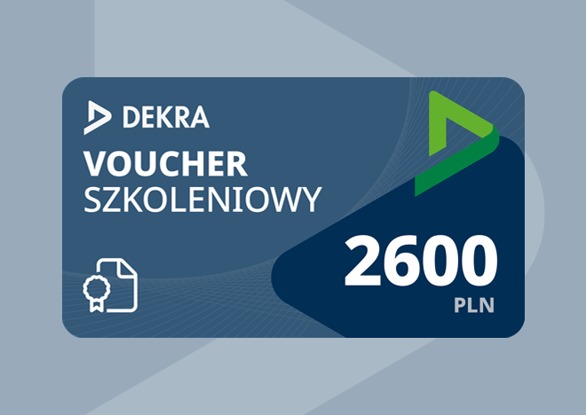 Voucher szkoleniowy DEKRA na niebieskim tle z logo DEKRA, kwotą 2600 zł oraz ikoną dokumentu z odznaką.