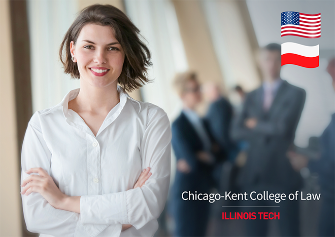 Uśmiechnięta kobieta na tle grupy prawników, logo Chicago-Kent College of Law, flagi USA i Polski.