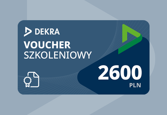 Voucher szkoleniowy DEKRA na niebieskim tle z logo DEKRA, kwotą 2600 zł oraz ikoną dokumentu z odznaką.