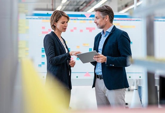 Specjaliści omawiają dokumentację procesową. Szkolenie dla ekspertów dotyczące planowanych zmian w ISO 9001 i ISO 14001 w budownictwie.