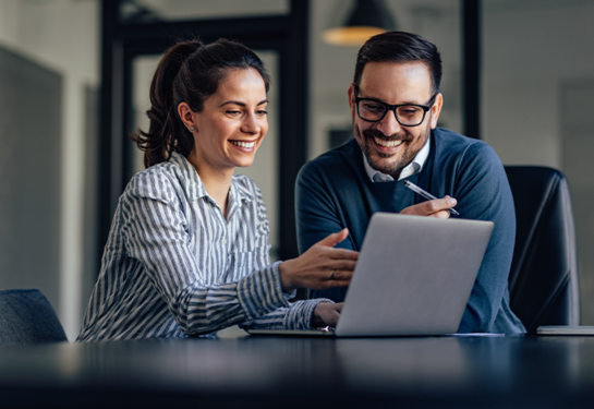 Dwóch specjalistów analizuje materiały szkoleniowe na laptopie - przygotowanie do zmian w ustawie o efektywności energetycznej 2026/2027.